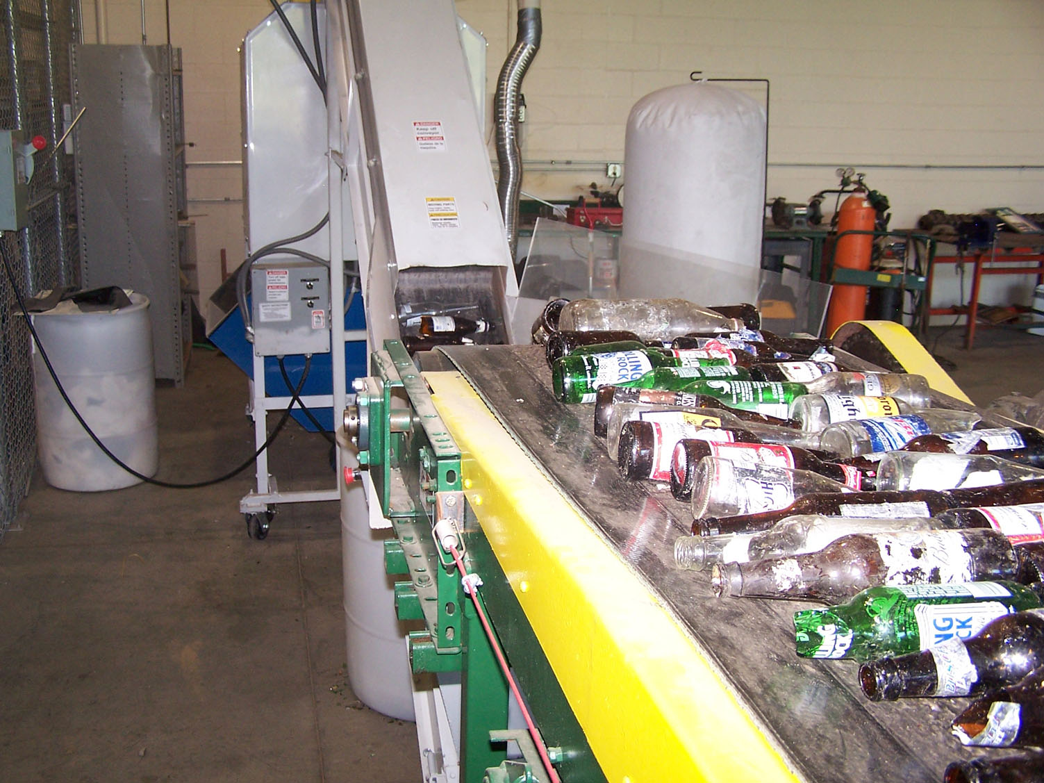 вторичная переработка стекла. стеклянные отходы. утилизация стеклянных бутылок. сортировка стеклянных бутылок. сортировка стекла.