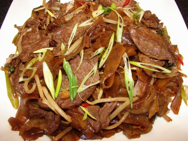 Stir fried rice noodles with beef 乾炒牛河