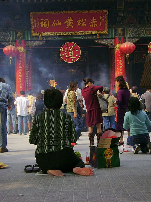CHINA / HONG KONG - Worshippers at a temple. / @JDumas