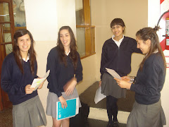 Alumnas de 3° esperando entrar al parcial - Mayo de 2010 -