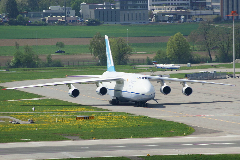 Flughafen Zürich: Antonov Design Bureau Antonov An-124 UR-82027