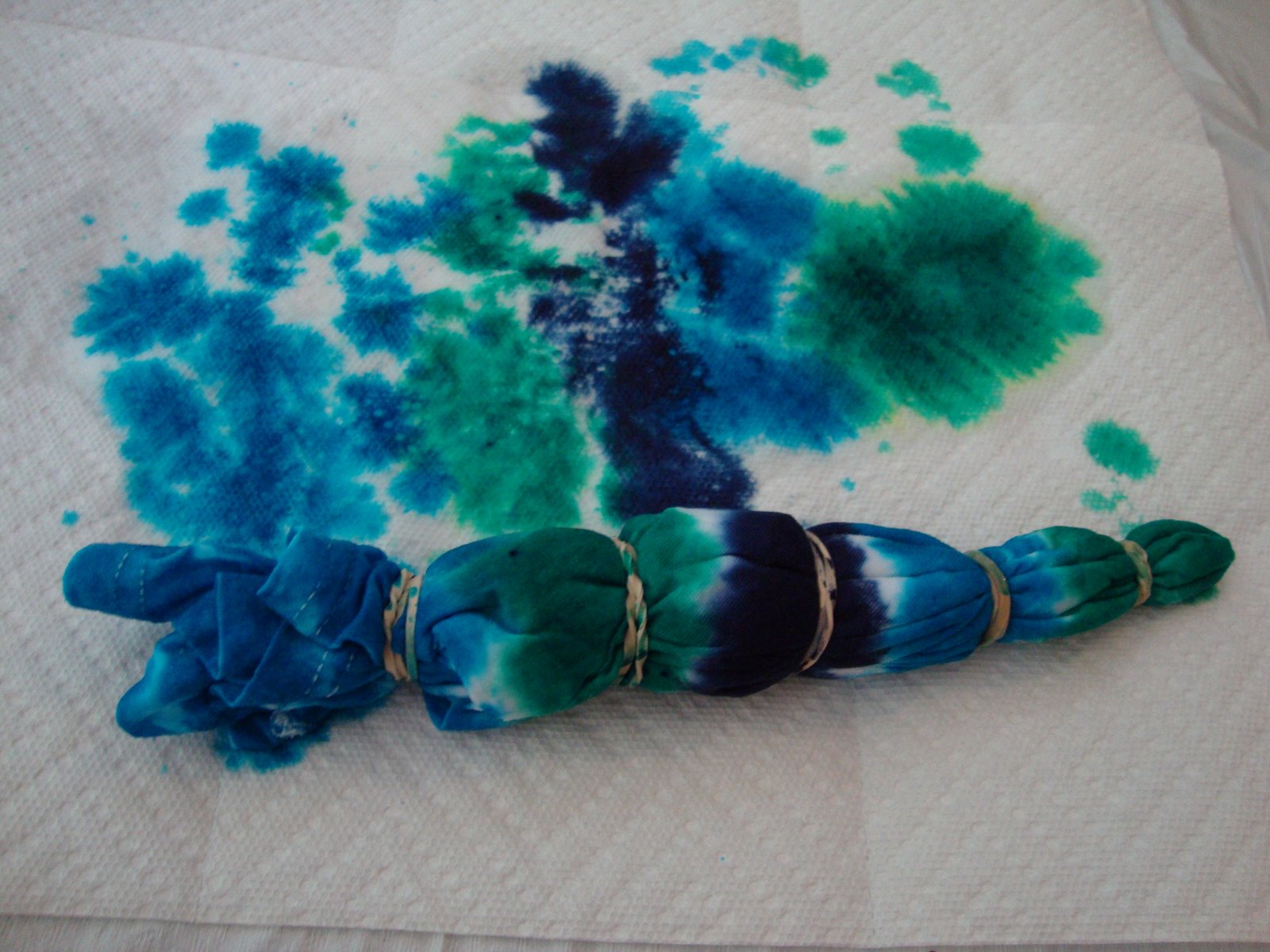 how to put rubber bands on shirt for tie dye