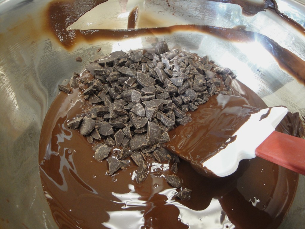 Температура шоколада. Темперирование шоколада. Темперировать шоколад. Темперирование шоколада способы. Метод темперирования шоколада.