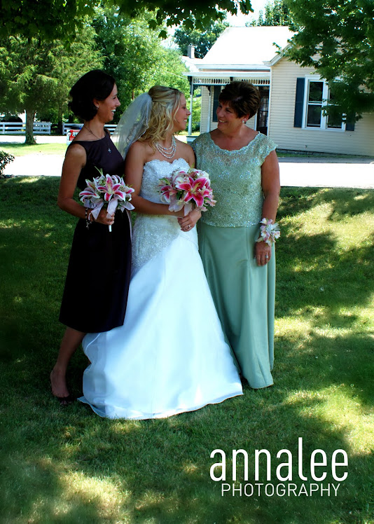mom and sister with bride v