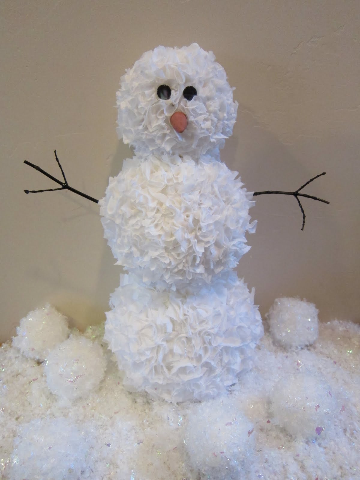 поделка снеговик из салфеток. снеговик из салфеток объемный пошагово. снеговик из салфеток объемный пошаговая. снеговик из салфеток своими руками пошаговое. снеговик из салфеток объемный.