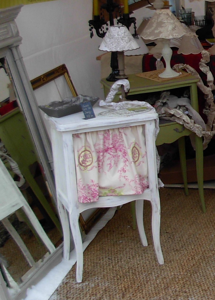 L'ATELIER DES FEES Chevet style Louis XV patiné blanc/rideau Toile de Jouy