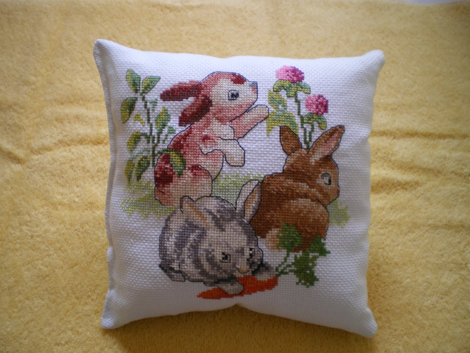 corinne petites croix: coussin au point de croix