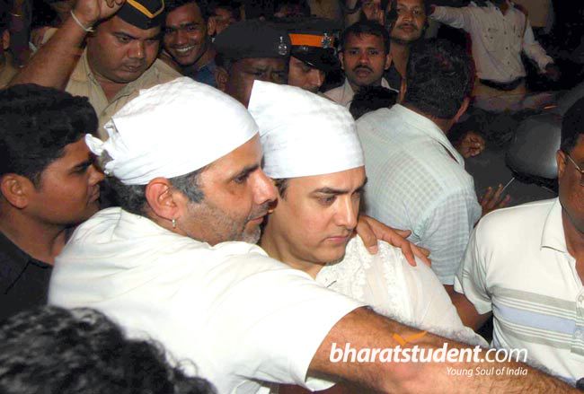 [funeral+of+amir+khan+s+father+(5).jpg]