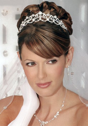 A long veil allows for both updos and loose hairstyles. The bridal veil