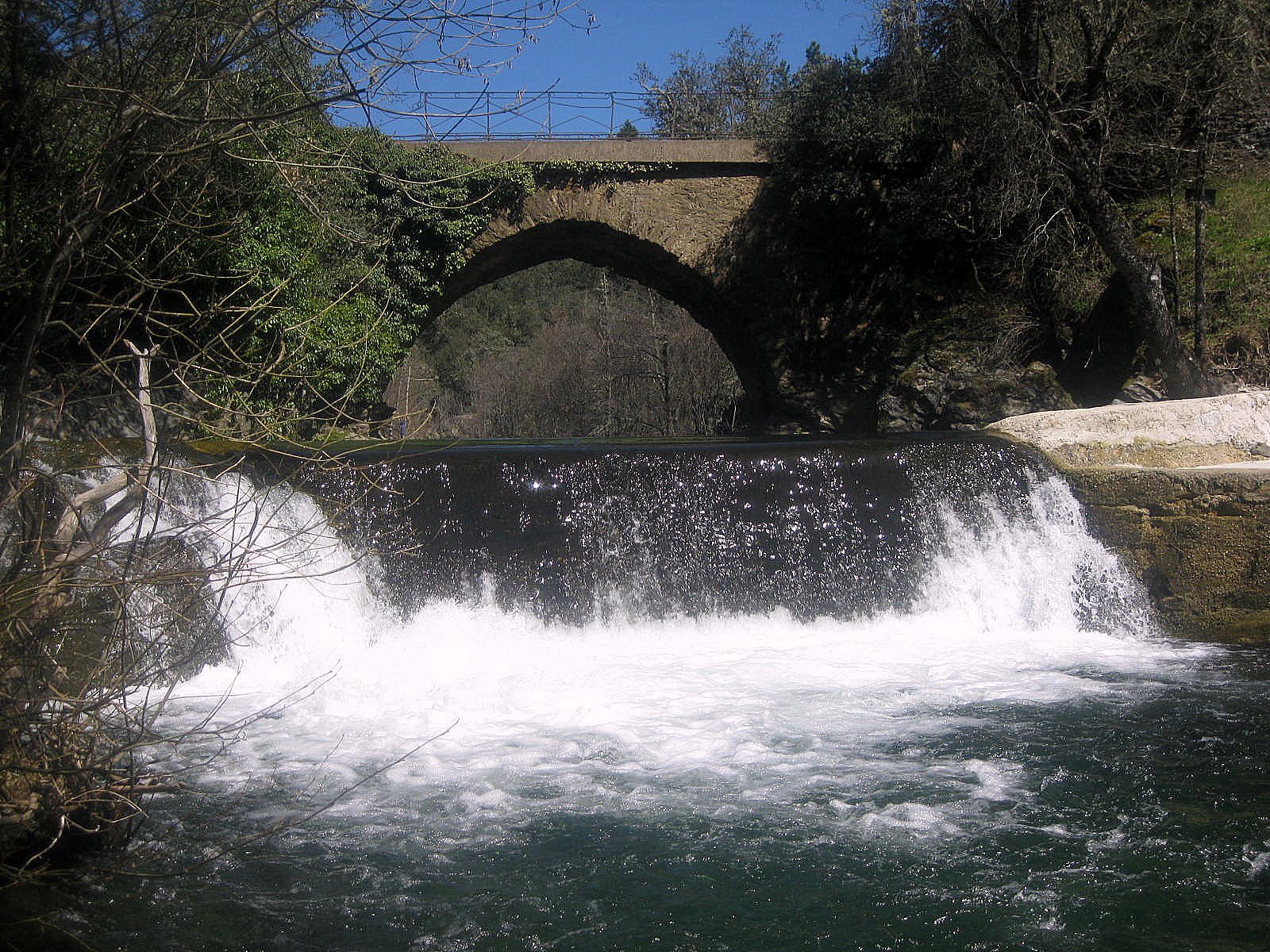 PORTUGAL A PÉ (PORTUGAL ON FOOT): RIO BACEIRO, PERTO DE PARÂMIO