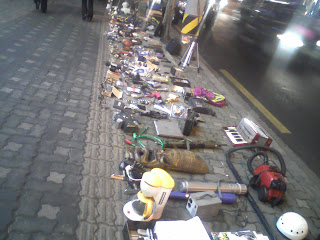 Sidewalk sales, common in Seoul, seem not to need a permit