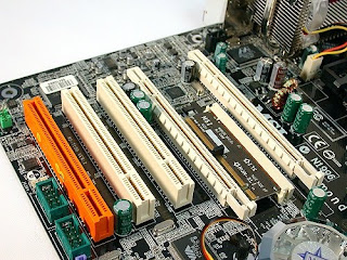 COMPUTER HARDWARE: ExPanSioN SLoTS/BoarDs