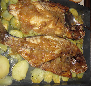  dorada al horno con cebolla y cama de patatas panadera 