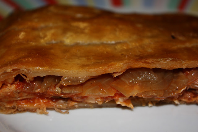  empanada de bonito con cebolla y pimiento verde 