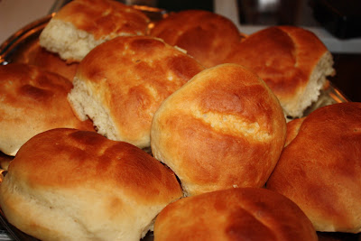  bollos de leche sin mantequilla ni harina de fuerza ni huevo. MILAGRO!!!:) 