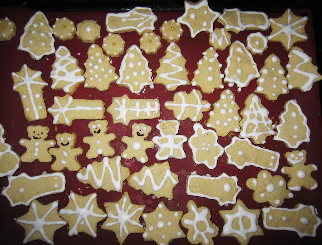  galletas navideñas de almendra y azahar con glasa real 