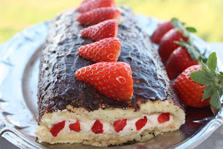  brazo de gitano relleno de queso y fresas 
