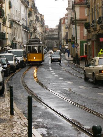 [tram-typique-lisboa.jpg]