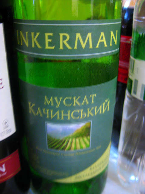 Ukrainischer Weißwein. Arthur und Tochter auf großer Fahrt in die Ukraine zu einer Hochzeitsfeier der ganz besonderen Art. Dazu Reisetipps für die Ukraine | Arthurs Tochter kocht von Astrid Paul. Der Blog für Food, Wine, Travel & Love Ukrainischer Weißwein. Arthur und Tochter auf großer Fahrt in die Ukraine zu einer Hochzeitsfeier der ganz besonderen Art. Dazu Reisetipps für die Ukraine | Arthurs Tochter kocht von Astrid Paul. Der Blog für Food, Wine, Travel & Love