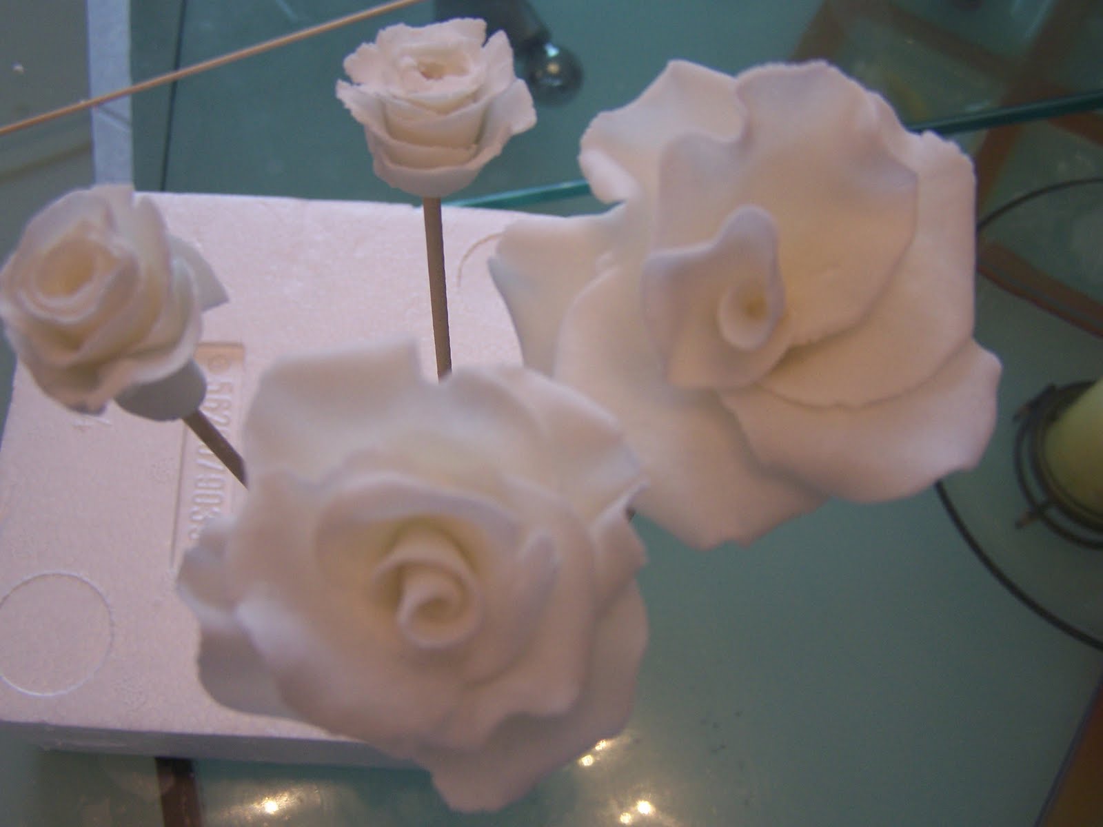 Ein Königreich für Torten: Weiße Rosen aus Blütenpaste