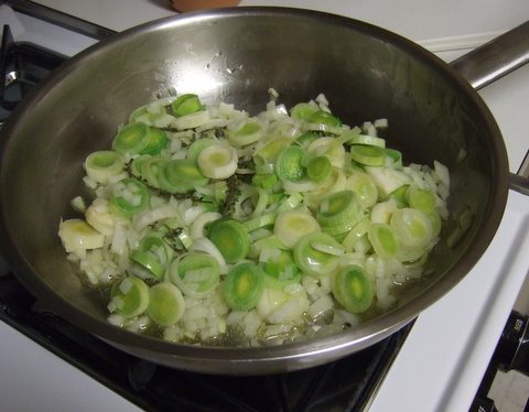 [Leeks+and+Onions+in+Pan.JPG]
