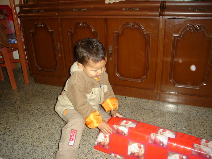 junior abriendo su regalo de navidad