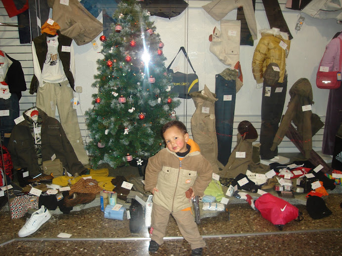 junior en un pesebre para navidad