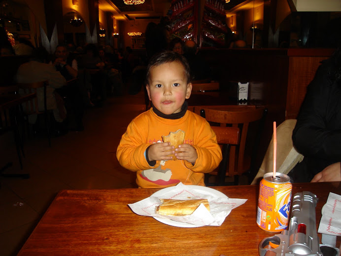 junior comiendo bocadillo