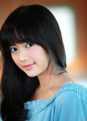  Ririn  Dwi Ariyanti adalah model aktris sinetron serta 