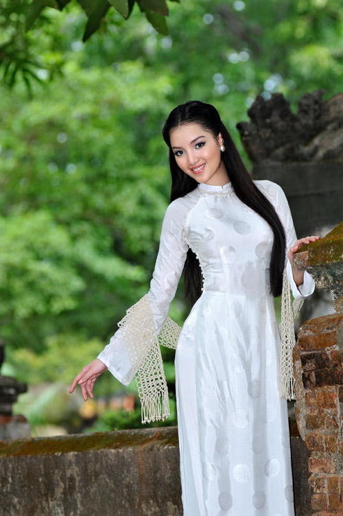 Vietnamese girl Huynh Bich Phuong in white ao dai | Asian Gallery