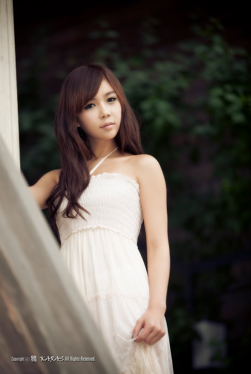 Asian Hot Celebrity Kim In Ae White Halter Dress