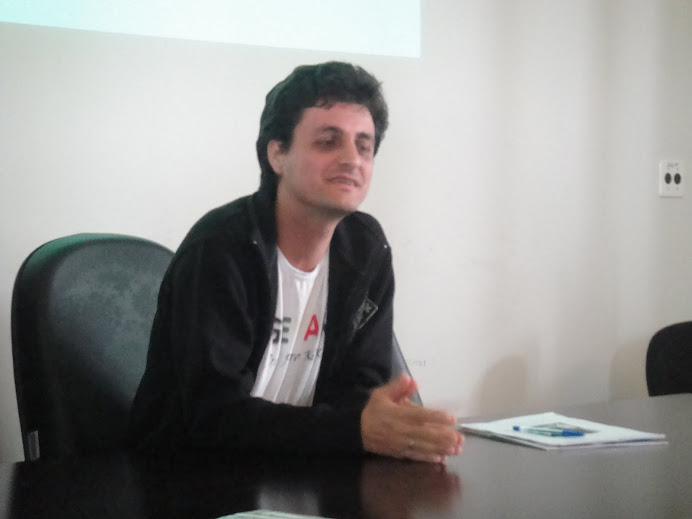Prof. Marcelo durante apresentação