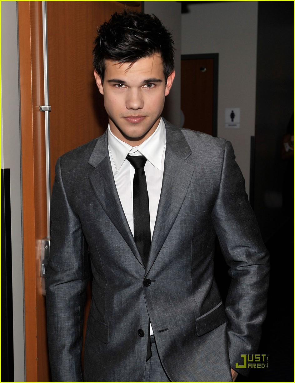 [taylor-lautner-peoples-choice-2010-05.jpg]