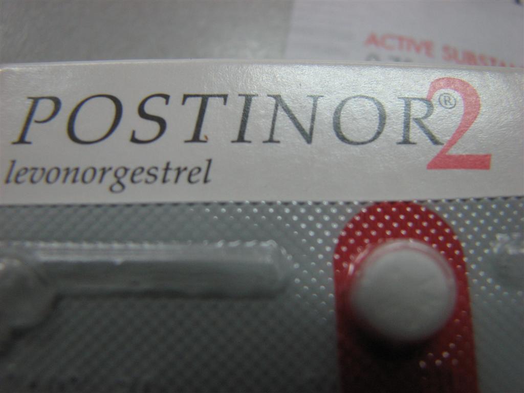 Выделения при противозачаточных таблетках. Когда пришли месячные после постинора. Когда пришли месячные после постинора. Коричневая менструация. Постинор упаковка.