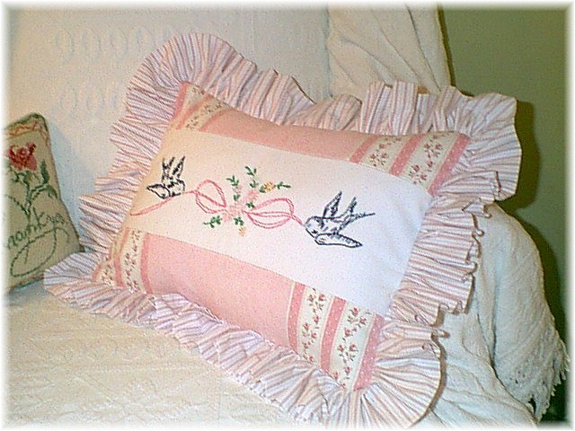 [bluebird+pillow.jpg]