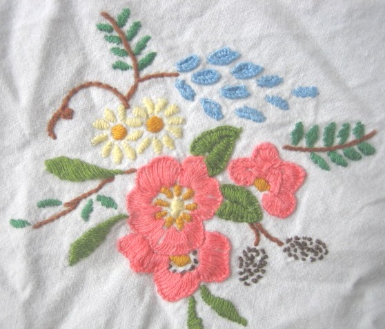 [apron+embroidery+flowers.JPG]