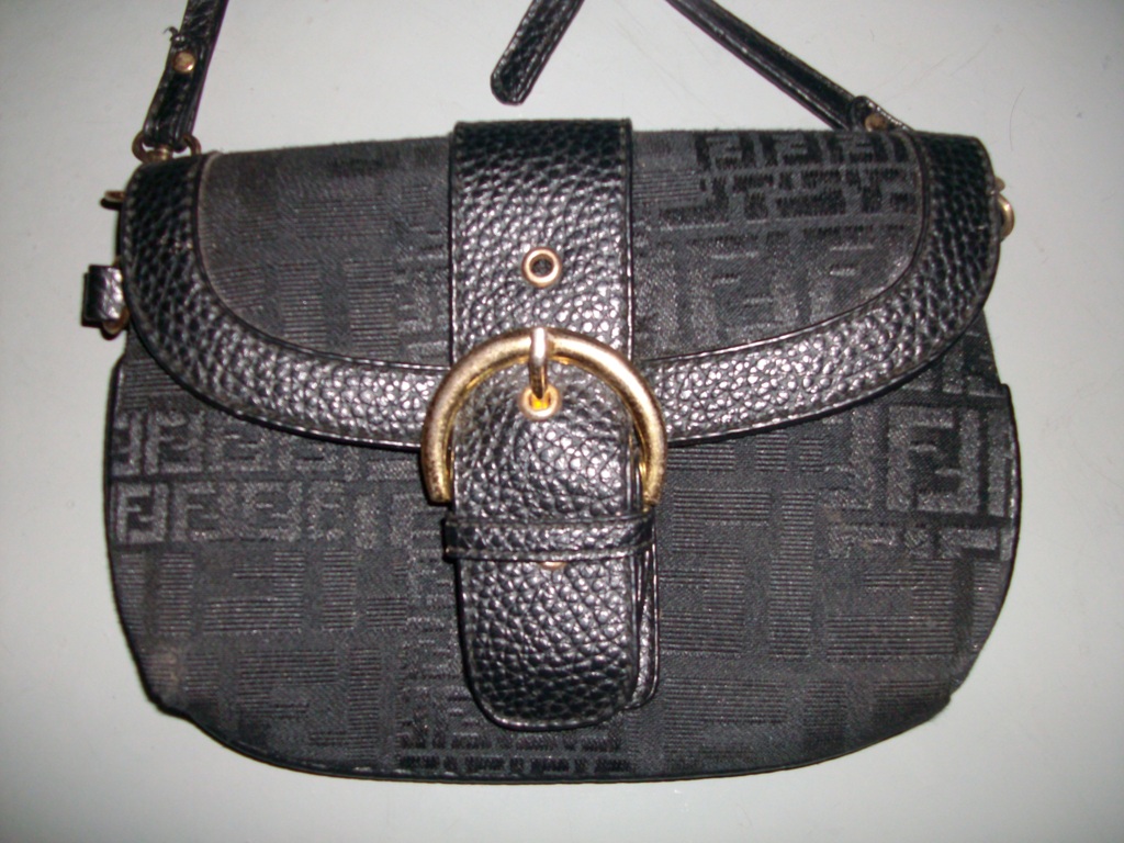 BUDGETCOOLBUNDLE....BUNDLE HUNTER... Fendi sling bag