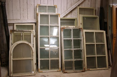 Fritt ur hjärtat: Spikmatta och gamla fönster.