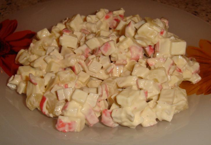 Салат с крабовыми палочками и колбасой копченой. Салат с колбасным сыром и крабовыми. Салат с крабовыми палочками и кукурузой и колбасой. Слоеный салат с колбасным сыром и крабовыми палочками. Салат с крабовыми палочками кукурузой огурцом колбасой.