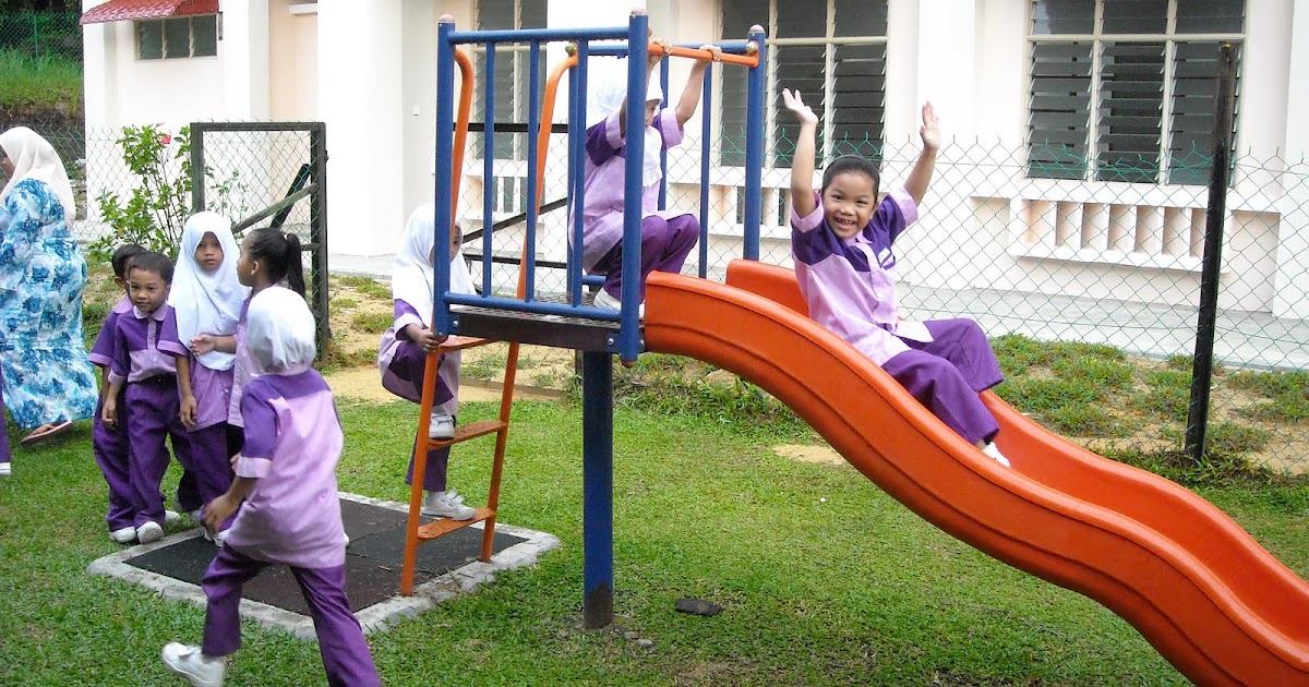 Kb Tk Tarakanita Citra Raya anak bermain di taman sekolah