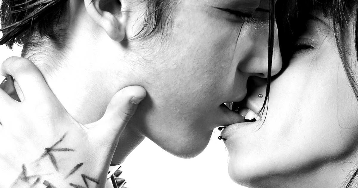 Страстный поцелуй. Поцелуй картинки. Кусает за губу. Почему мужчина не целуется в губы