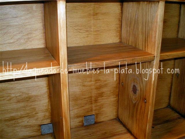 Decapado, teñido roble claro y terminacion a la cera de un mueble de tv