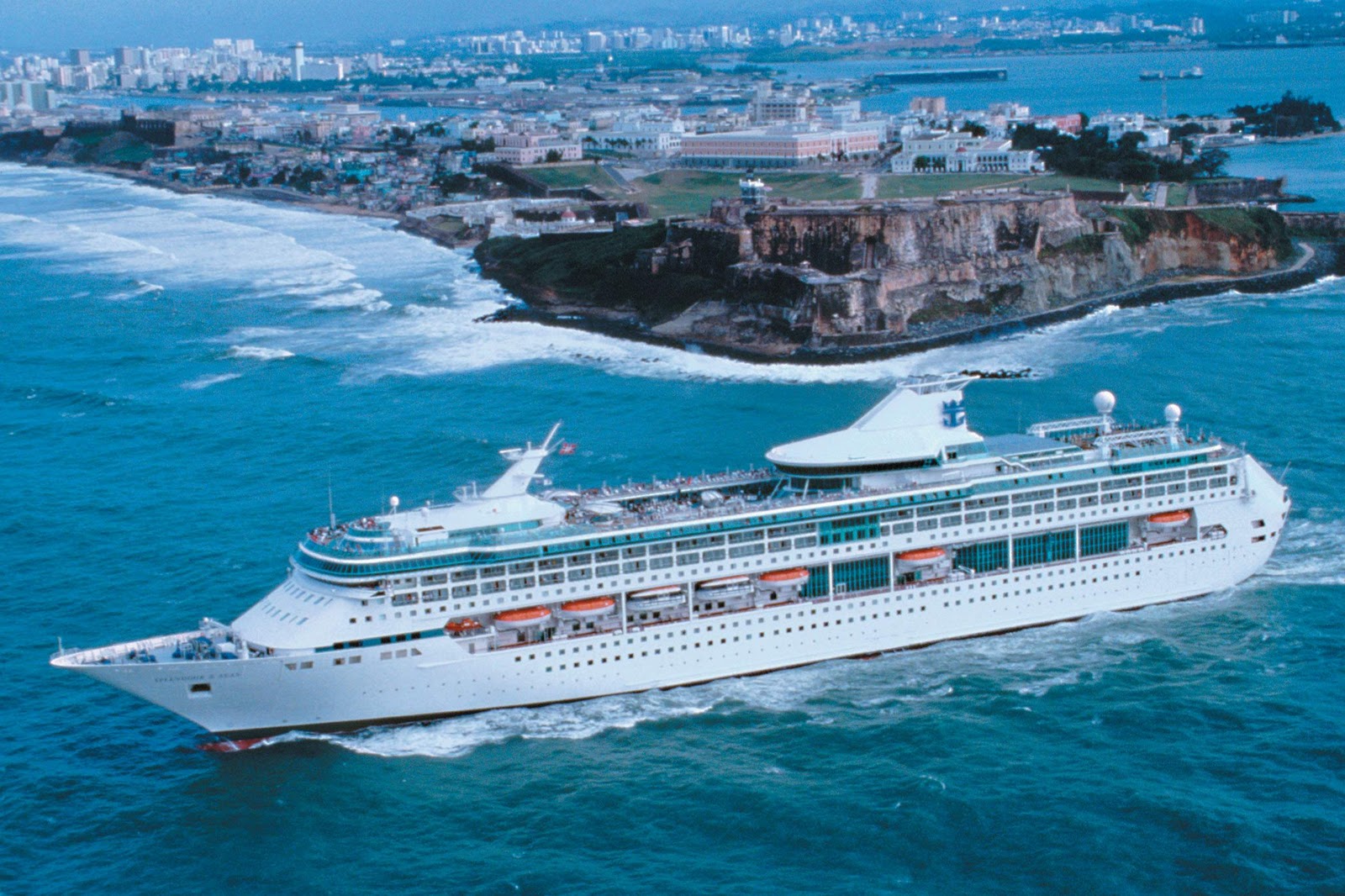 Круиз спорт. Корабль Splendor of the Sea. Лайнер из Дубая. Splendour of the Seas. Splendour of the Seas куртки.