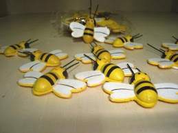 24 abelhas de madeira autocolantes 2 cm