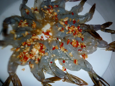 3 hungry tummies: Gung Chae Nam Pla กุ้งแชน้ำปล่า Thai Marinated Raw Prawns