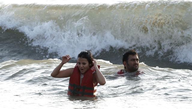 640px x 362px - Dhoni & Sakshi Enjoying in a Goa Beach - 5 Pics
