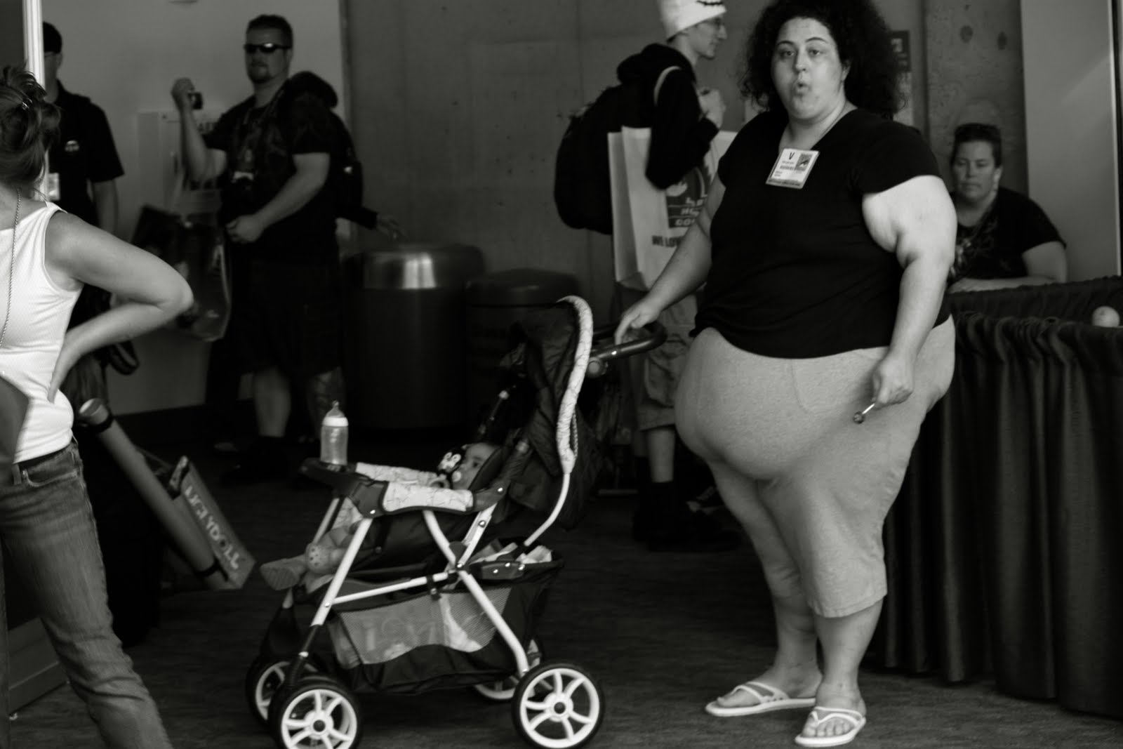 Куча толстых. Американские жирные женщины. Коляска для толстых в Америке.