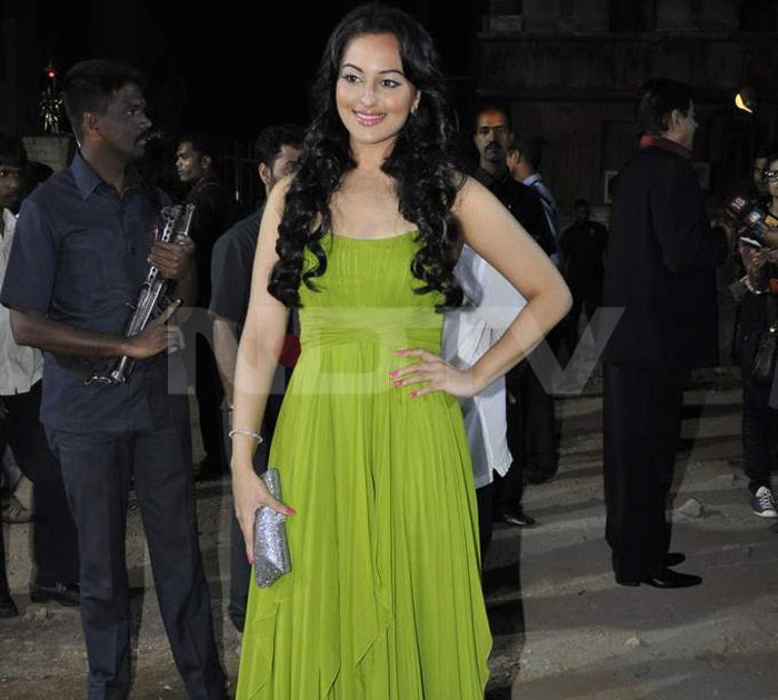 Sip Nip Slip Sonakshi Sinha Radiant Look In Green Gauri Nayanika Gown