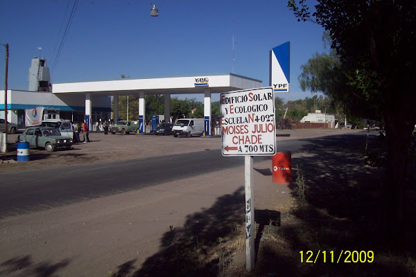 La estacion de servicio del lugar, y el cartel de Esc. Chade