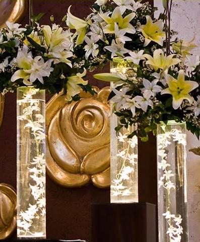 Centros de mesa para boda: Arreglos florales con luz para decorar la iglesia  de la boda